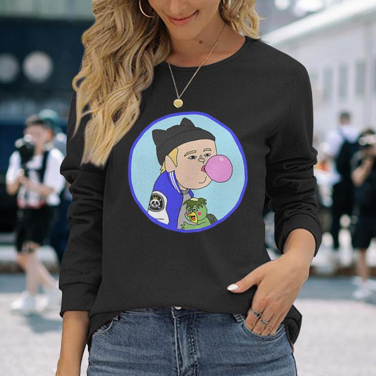 耳付きニットキャップを被った青年 河童の子を抱きながらガムを膨らます 長袖Tシャツ 彼女への贈り物