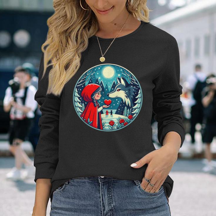 赤ずきんちゃんがオオカミに心を与える 自然のおとぎ話 長袖Tシャツ 彼女への贈り物