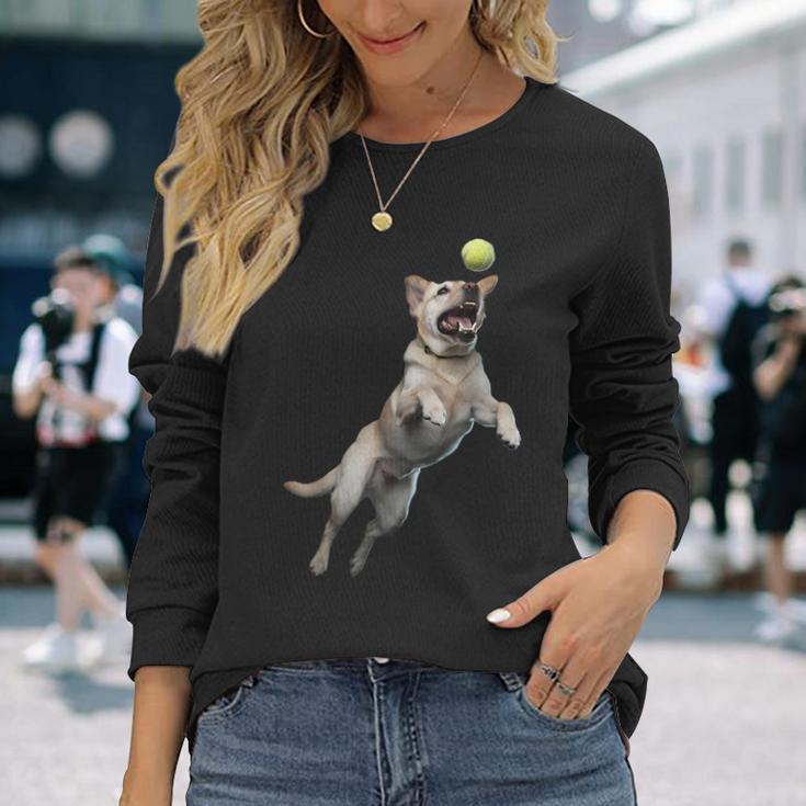 遊び心のあるラブラドールレトリーバー フェッチ 追いかけてテニスボール 長袖Tシャツ 彼女への贈り物