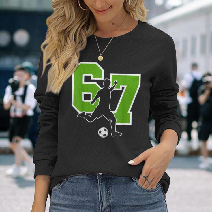 面白い67サッカー選手シックスセブンサッカースポーツチーム 長袖Tシャツ 彼女への贈り物