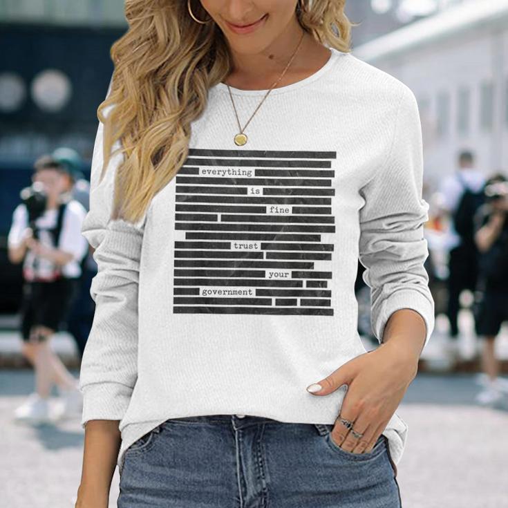 Everything Is Fine Trust Your Government 2026 長袖Tシャツ 彼女への贈り物