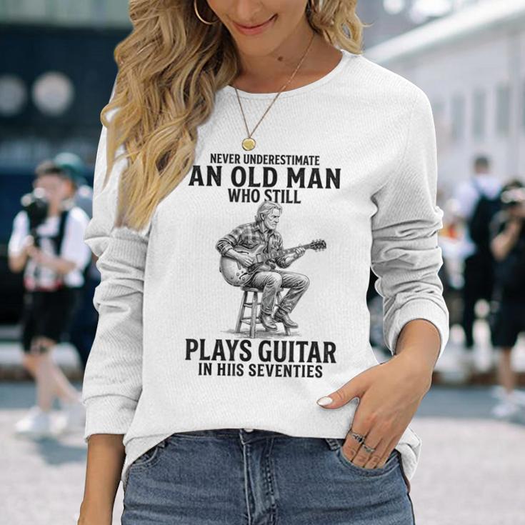 Never Underestimate An Old Man Who Who Guitar 長袖Tシャツ 彼女への贈り物