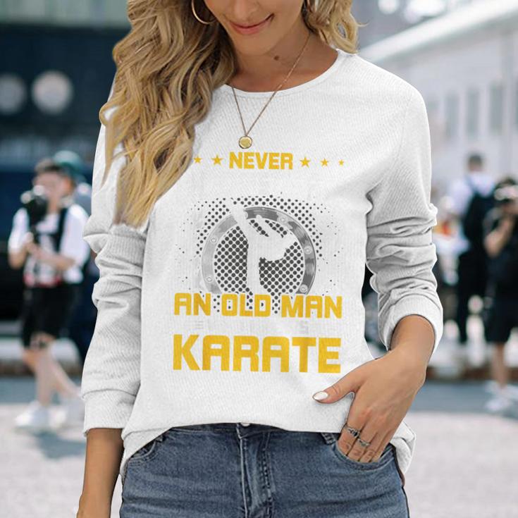 Never Underestimate An Old Man Who Know Karate 長袖Tシャツ 彼女への贈り物