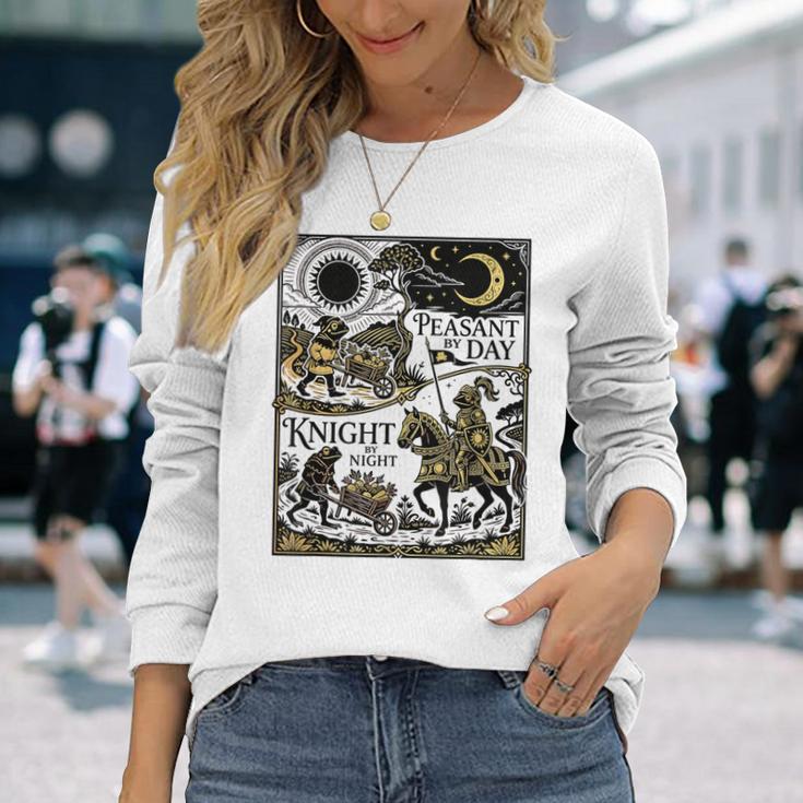 Peasant By Day Knight By Night ルネッサンスフェア ファニー カエル 長袖Tシャツ 彼女への贈り物