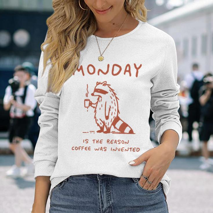 コーヒーが発明された理由は月曜日 少し憂鬱なアライグマ 長袖Tシャツ 彼女への贈り物