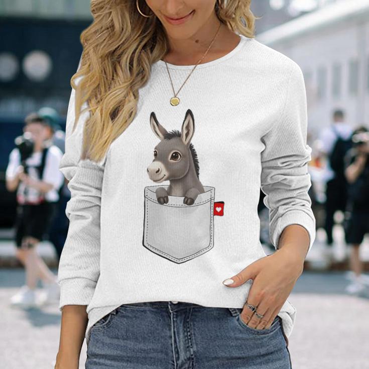 ポケットの中のロバのぞくかわいい動物のロバ 長袖Tシャツ 彼女への贈り物