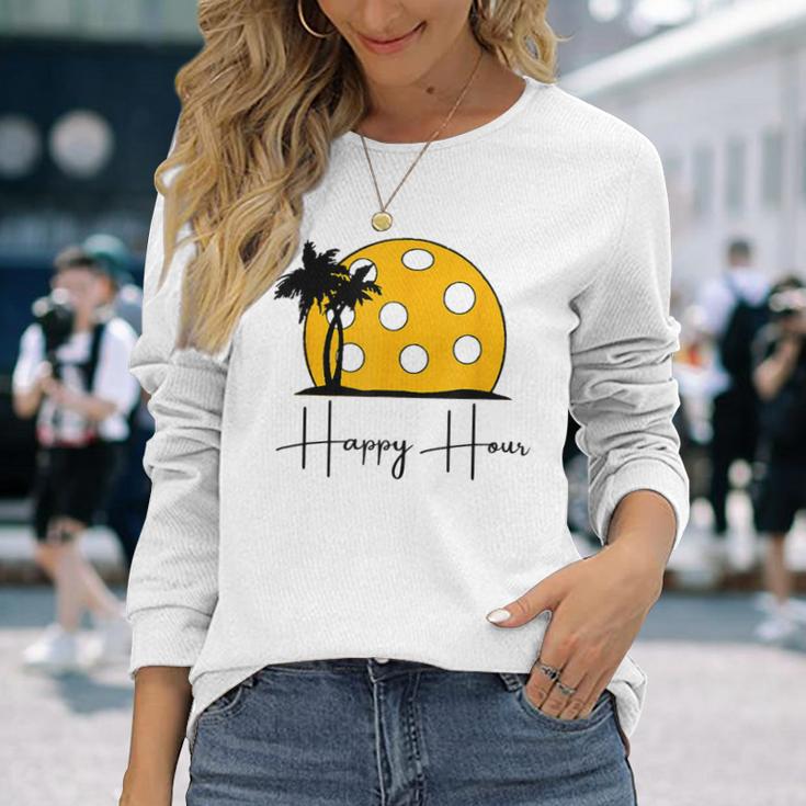 楽しいピックルボールシャツ、Happy Hour、大きなピックルボールの夕日。 長袖Tシャツ 彼女への贈り物
