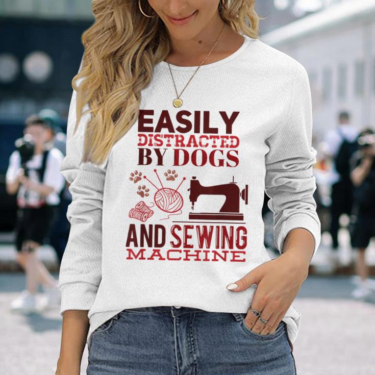 犬やミシンに気を取られやすい おもしろ裁縫 長袖Tシャツ 彼女への贈り物