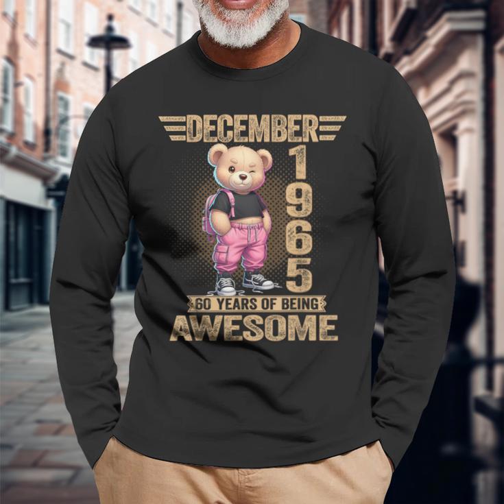 1965年12月 60歳の誕生日 60歳のテディベア Being Awesome 長袖Tシャツ 高齢者への贈り物