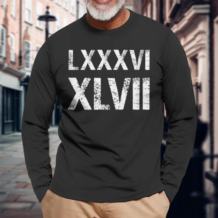 8647 ローマ数字 抗議ヴィンテージアンティーク調 Lxxxvi Xlvii 長袖Tシャツ 高齢者への贈り物