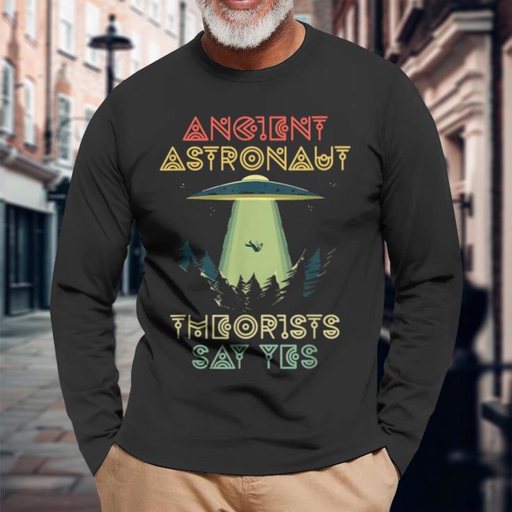 Ancient Astronaut Theoristsay Yes Alien Head Theorist 長袖Tシャツ 高齢者への贈り物