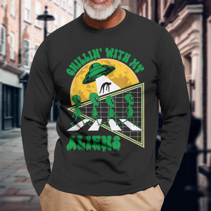 Chillin With My Aliens ハロウィン 宇宙船 エイリアン Ufo 面白い 長袖Tシャツ 高齢者への贈り物