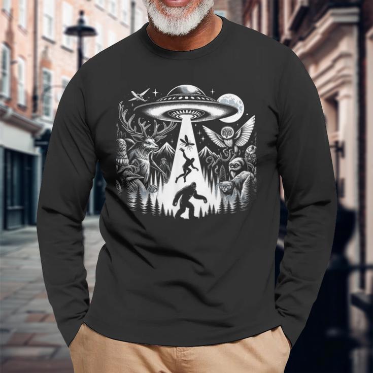 Cryptid Monsters ビッグフット Mothman Dogman Moon Cryptozoology 長袖Tシャツ 高齢者への贈り物