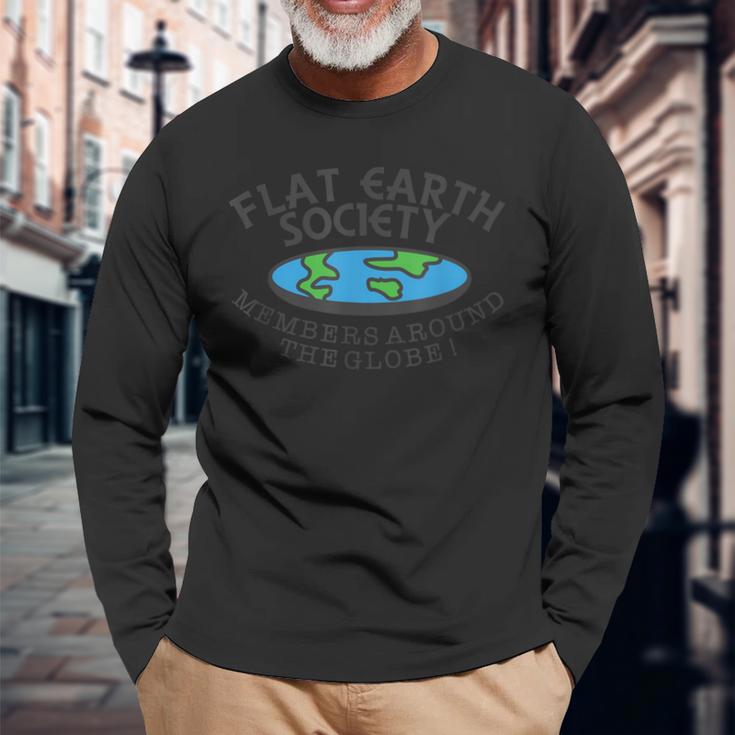 Flat Earthociety Members Around The Globe ジョーク 長袖Tシャツ 高齢者への贈り物