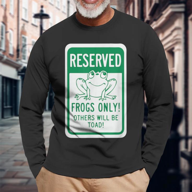 Frogs OnlyOthers Will Be Toad- Frog Pun 長袖Tシャツ 高齢者への贈り物