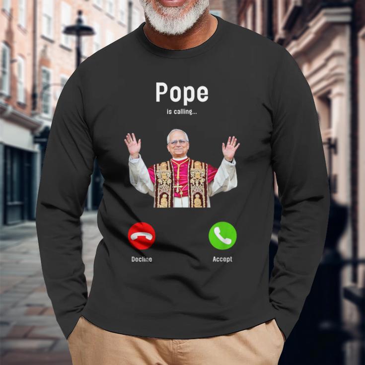 Pope Leo Xiv Is Calling Catholic Humor メンズ レディース 長袖Tシャツ 高齢者への贈り物