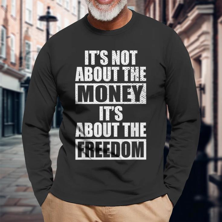 It's Not About Money It's About Freedom お金ではなく、自由を手に入れるために 長袖Tシャツ 高齢者への贈り物