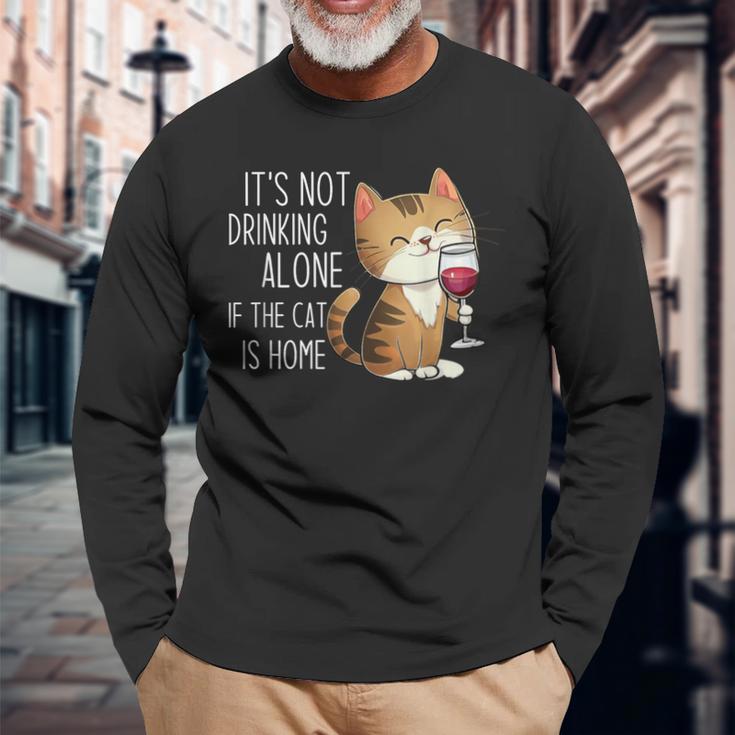 It's Not Drinking Alone If The Cat Is Home 面白い猫とワイン 長袖Tシャツ 高齢者への贈り物