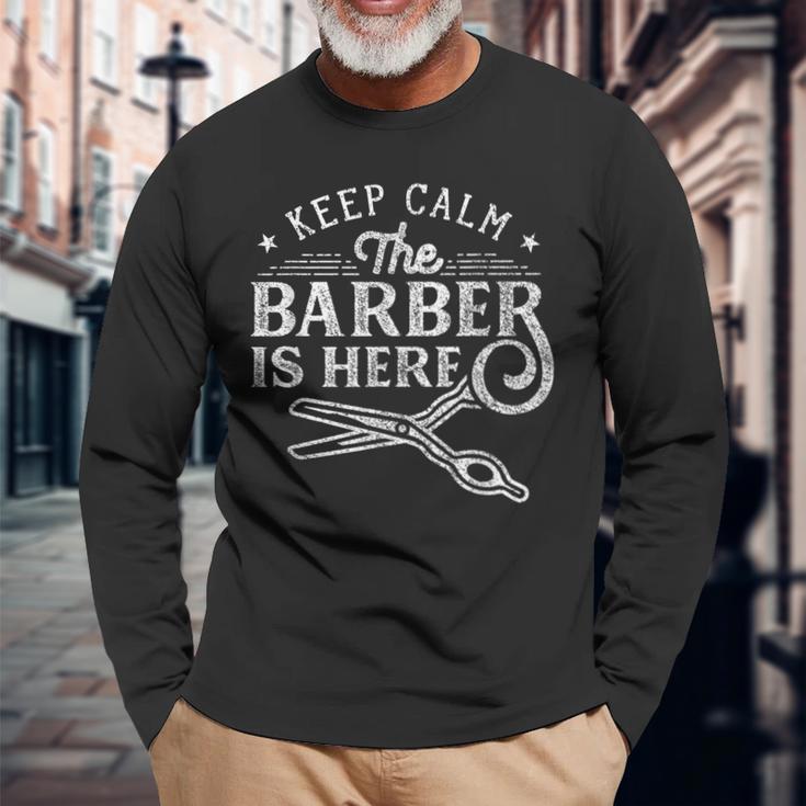 Keep Calm The Barber Is Here ショップ ヘアドレッサー バーバー 長袖Tシャツ 高齢者への贈り物