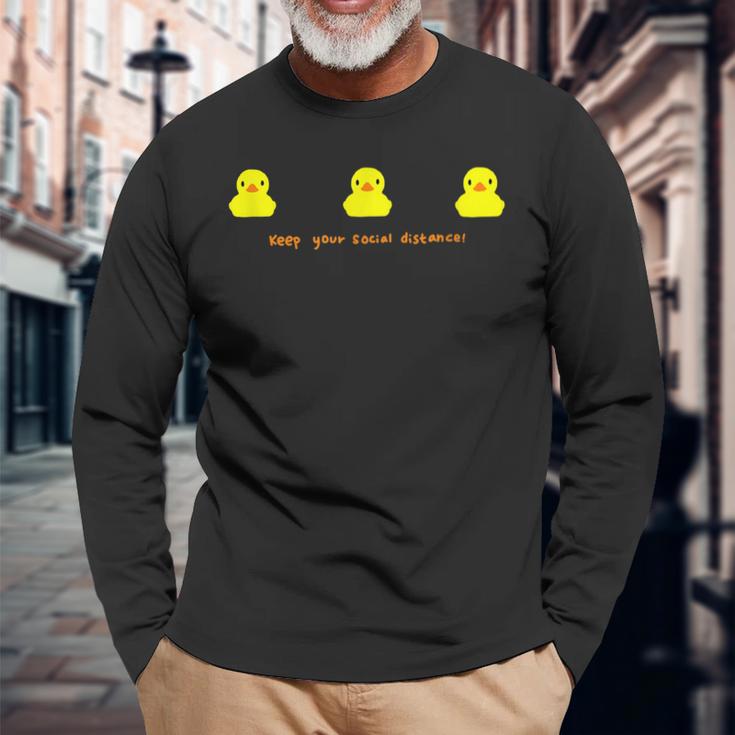 Keep Yourocial Distance 3つのイエローラバーダックグラフィック 長袖Tシャツ 高齢者への贈り物