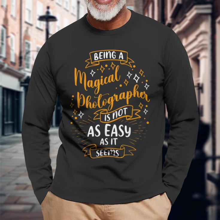Magical Photographer Christmas Photographer 長袖Tシャツ 高齢者への贈り物