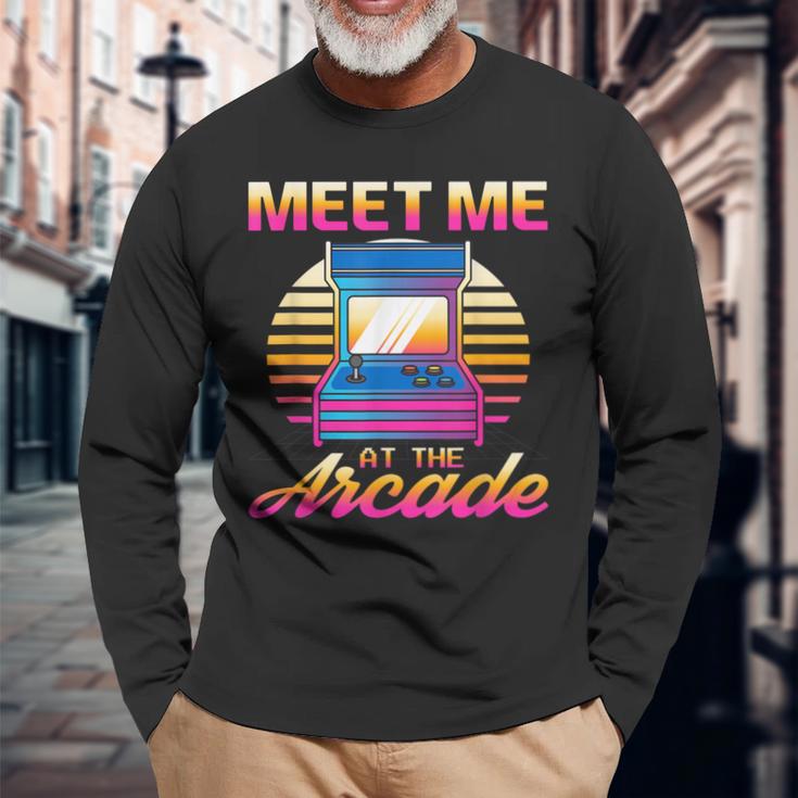 Meet Me At The Arcade Gameraporwave レトロビデオゲーム ゲーマービデオゲーム 長袖Tシャツ 高齢者への贈り物