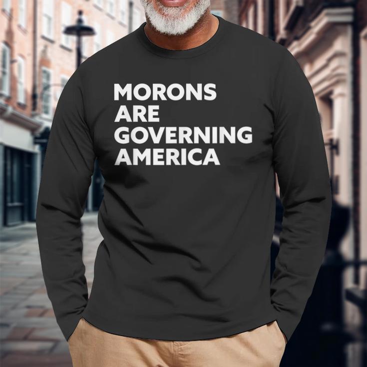 Morons Are Governing America 長袖Tシャツ 高齢者への贈り物