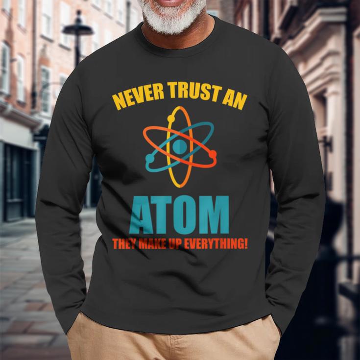 Never Trust An Atom グラフィック皮肉tシャツ 長袖Tシャツ 高齢者への贈り物