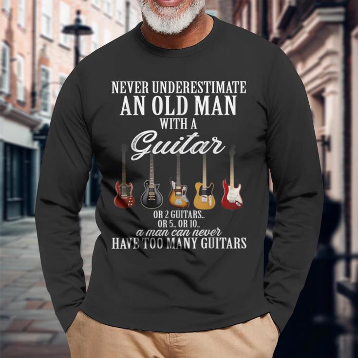 Never Underestimate An Old Man With A Guitar 長袖Tシャツ 高齢者への贈り物