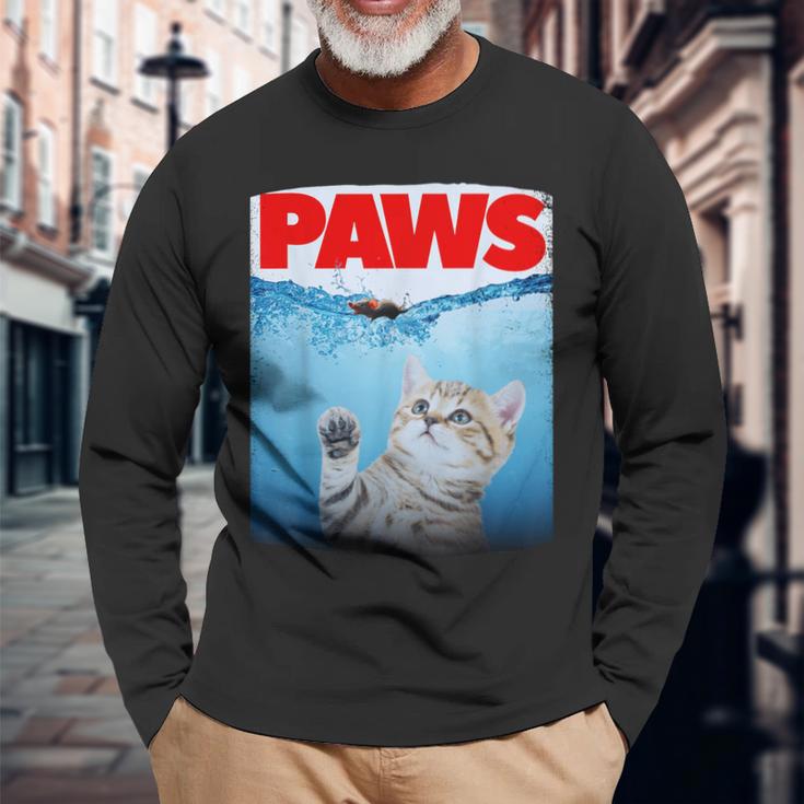 Paws Parody Cat Chasing A Cutecared Mouse Cat Lover 長袖Tシャツ 高齢者への贈り物