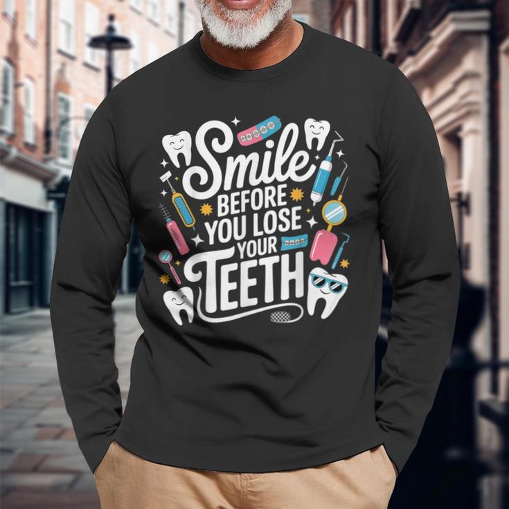 Smile Before You Lose Your Th 歯医者のジョーク 長袖Tシャツ 高齢者への贈り物