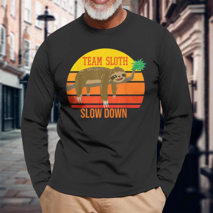 Teamlothlow Down ユニークな怠け者がゆっくり動く動物ギフト 長袖Tシャツ 高齢者への贈り物