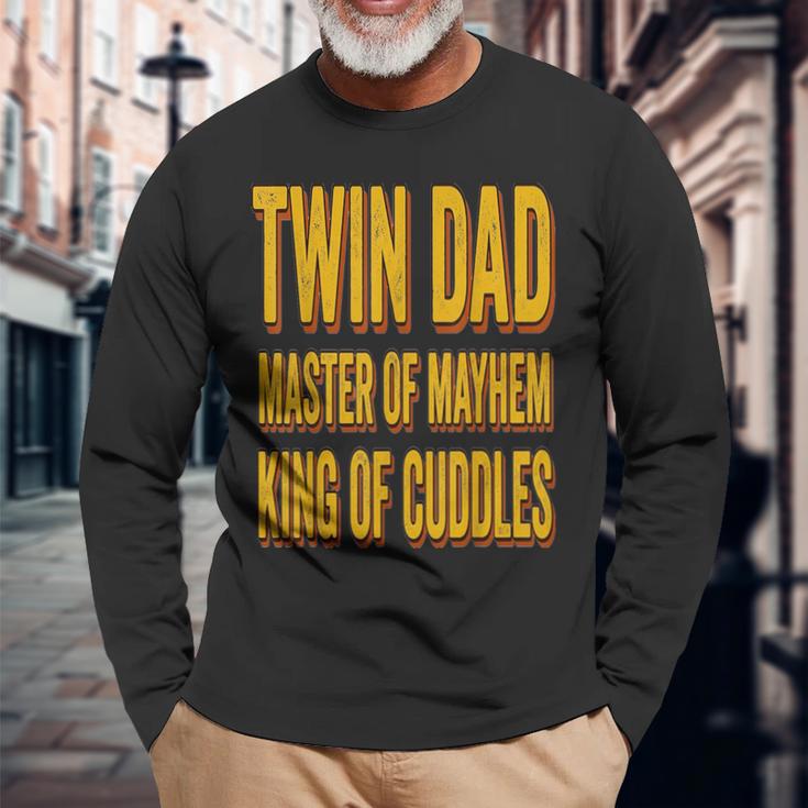 Twin Dad 父の日 ツインダッド メイヘムのマスター 抱きしめる王様 長袖Tシャツ 高齢者への贈り物