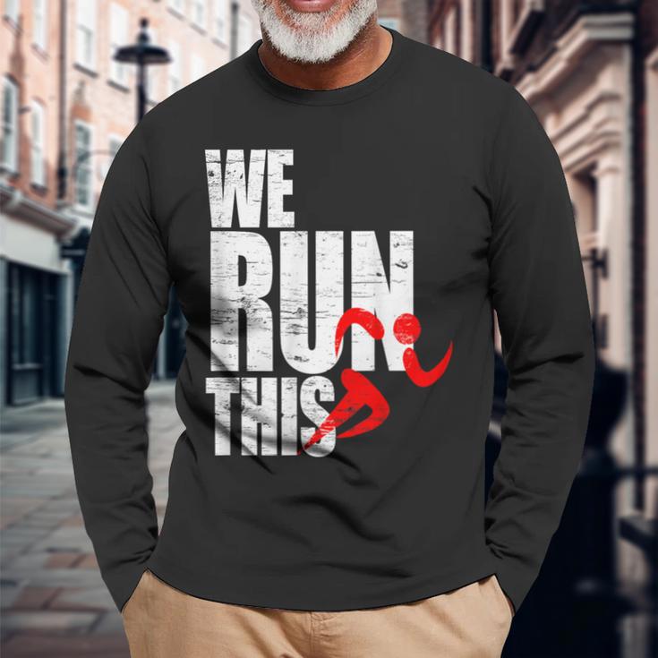 We Run This 我々はこれを実行しますランニング モチベーション マラソン フィットネス ワークアウト ジョギン 長袖Tシャツ 高齢者への贈り物
