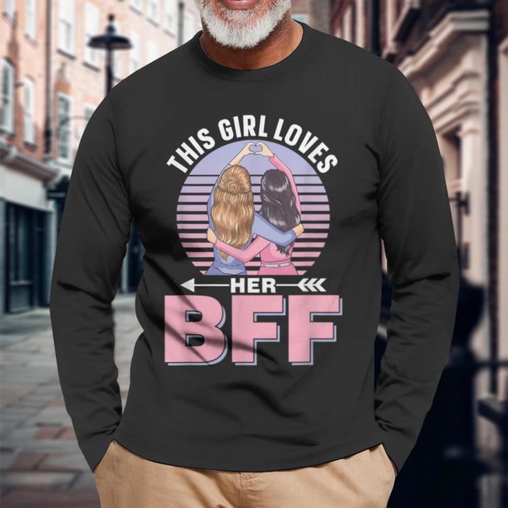 この少女は彼女のbffを愛している 友情 チーム 格言 友人 親友 長袖Tシャツ 高齢者への贈り物