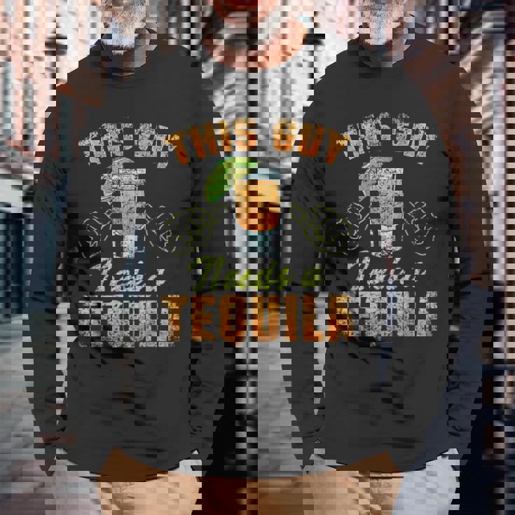 この男にはテキーラが必要だ ドリンク 酒飲み 飲酒 テキーラ 長袖Tシャツ 高齢者への贈り物