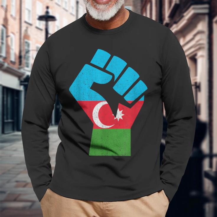 アゼルバイジャン 国旗 アゼルバイジャン ルーツ 手拳 パワー アゼルバイジャン 長袖Tシャツ 高齢者への贈り物