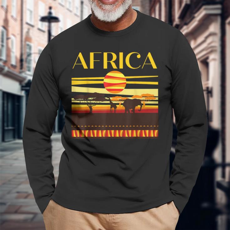 アフリカの衣装と夕日のアフリカの動物。 長袖Tシャツ 高齢者への贈り物