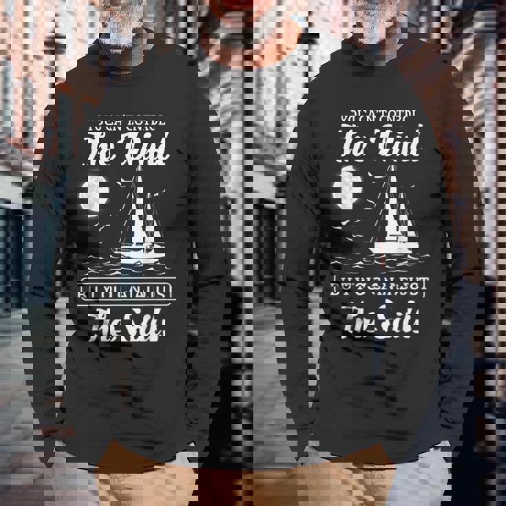 インスピレーションを与えるセーリングの引用句 航海風と帆のデザイン。 長袖Tシャツ 高齢者への贈り物