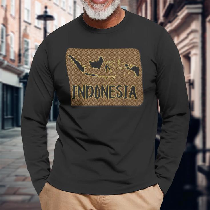 インドネシアの伝統的なバティックパターンの地図。 長袖Tシャツ 高齢者への贈り物