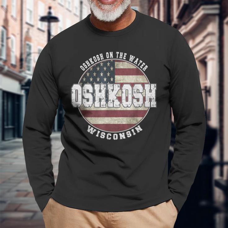 ウィスコンシン州オシュコシュ、ビンテージアメリカ国旗 長袖Tシャツ 高齢者への贈り物