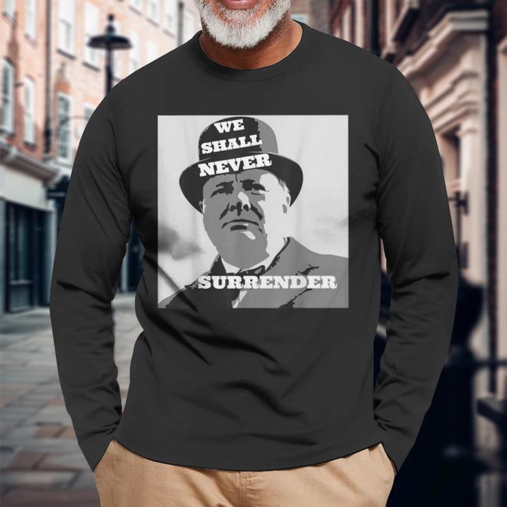 ウィンストン・チャーチルの引用我々は決して降伏しない 長袖Tシャツ 高齢者への贈り物