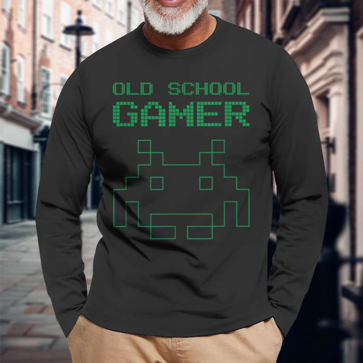 オールドビンテージスクールゲーマー-レトロスペースエイリアンインベーダー 長袖Tシャツ 高齢者への贈り物