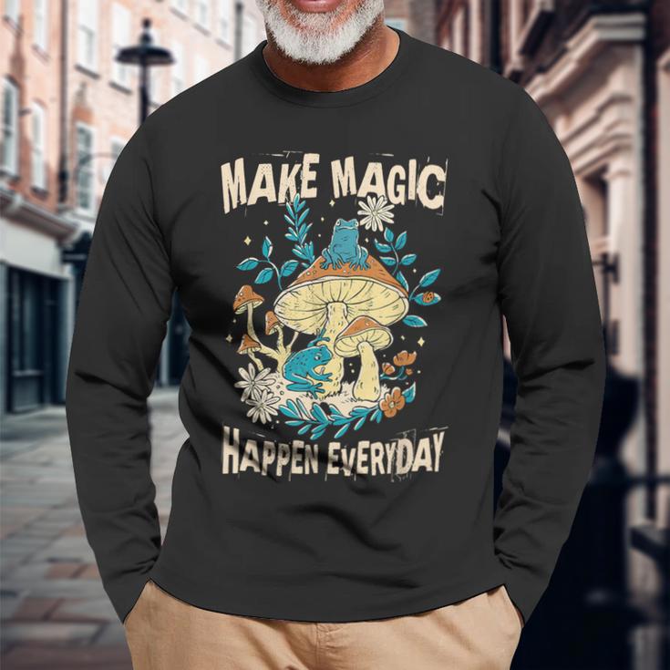 カエルとキノコ。毎日魔法を起こしましょう。 長袖Tシャツ 高齢者への贈り物