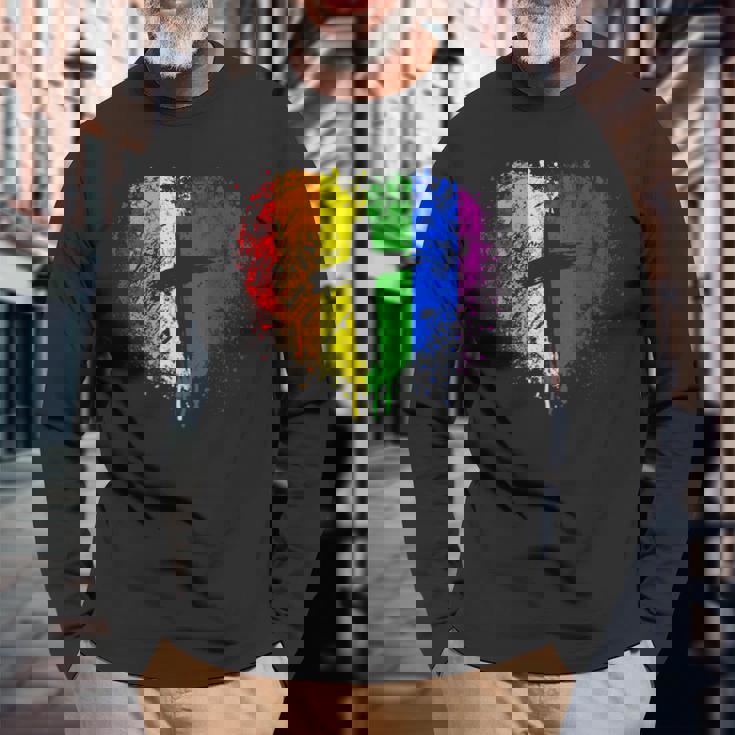 クロスのあるレインボー ハート、キリスト教の宗教的なゲイ プライド 長袖Tシャツ 高齢者への贈り物