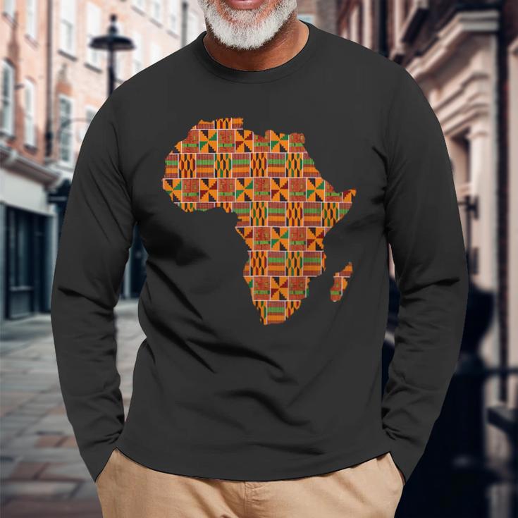 クールなアフリカの地図布、伝統的なアフリカのケンテ布。 長袖Tシャツ 高齢者への贈り物