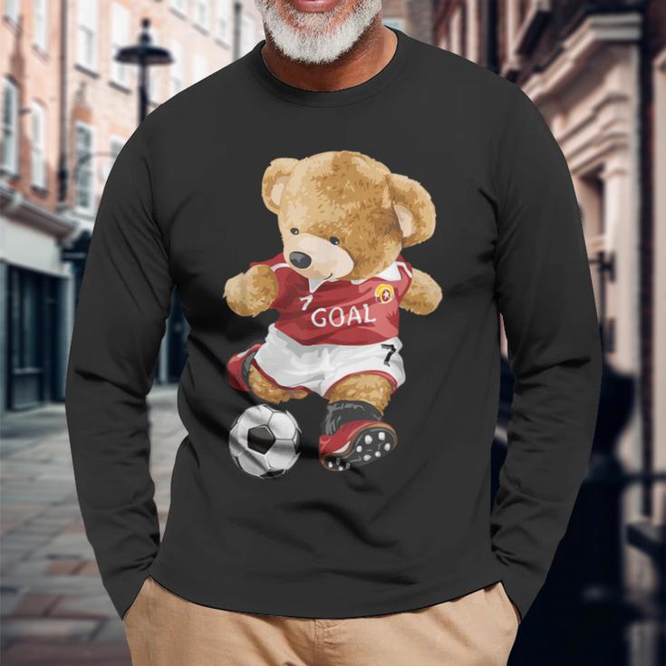 サッカーをするかわいいテディベア。 長袖Tシャツ 高齢者への贈り物