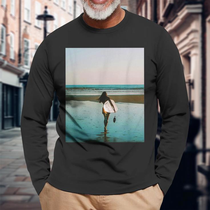 サーファー ガール（写真 リアルフォト）【Surfide サーフサイド】サーフィン 夏・海 ビーチ 砂浜 おしゃれ 長袖Tシャツ 高齢者への贈り物