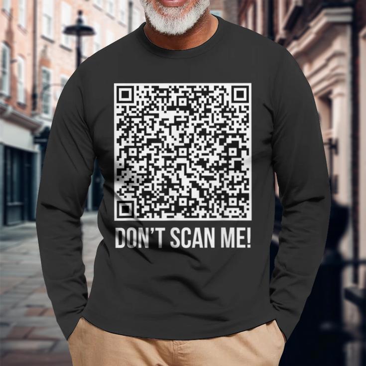 スキャンしないで！Qr スキャン・ミー・ジョーク・ファニー・ミドル・フィンガー 長袖Tシャツ 高齢者への贈り物