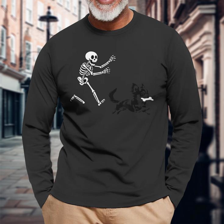 スケルトンハロウィーンを実行している面白いチワワ 長袖Tシャツ 高齢者への贈り物